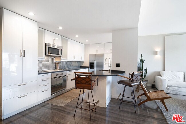 Building Photo - 1155 N La Cienega Blvd