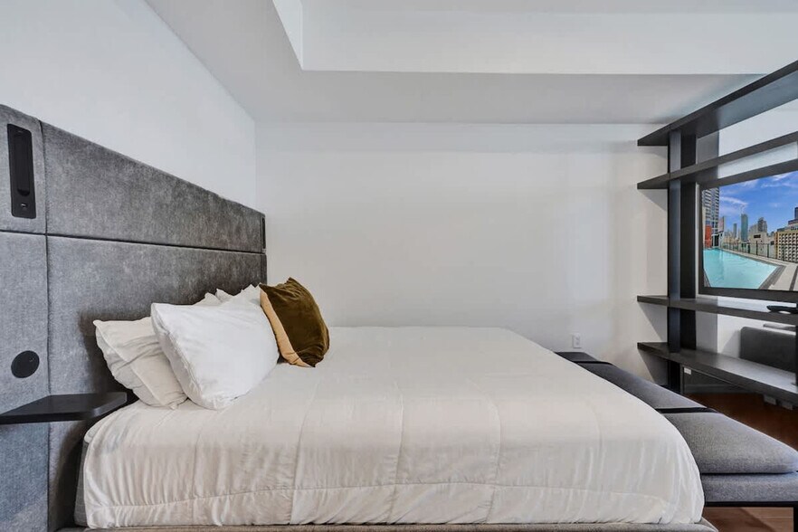 Building Photo - 398 NE 5th St