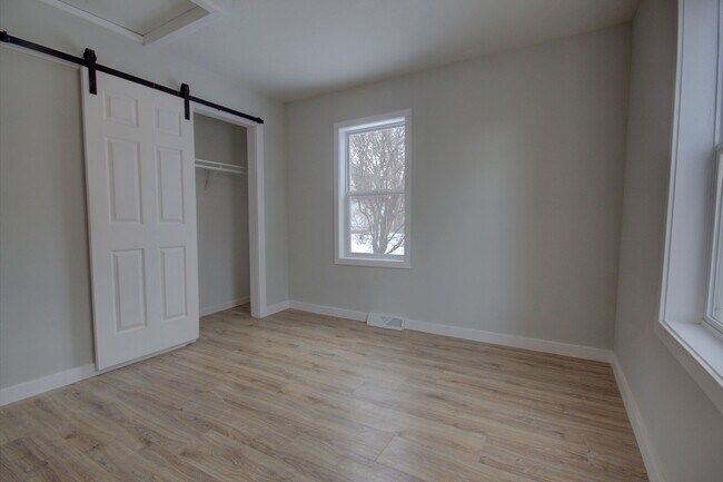 Building Photo - 709 28th St