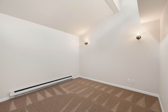 Building Photo - Bright 2 Bedroom Townhouse with Creek Views and Excellent Commuter Location