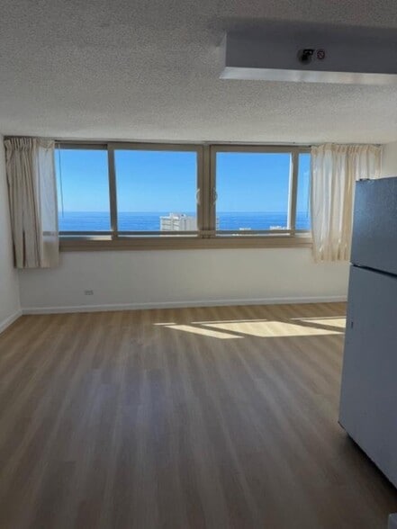 Building Photo - 4454 Seaside Ave