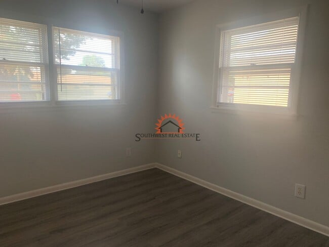 Building Photo - Beautiful 3 bedroom 2 bath home with a 1 car garage.available 4/1/25