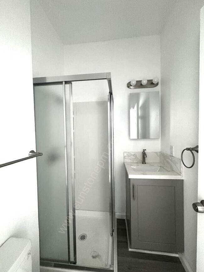 Building Photo - 696 E 9th St