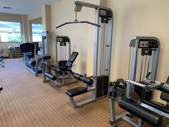 Building Photo - Fully Furnished 1 Bed-1BathPet Friendly Un...