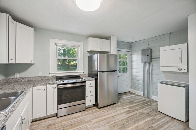 Building Photo - Charming 1 Bedroom, 1 Bathroom Duplex in O...