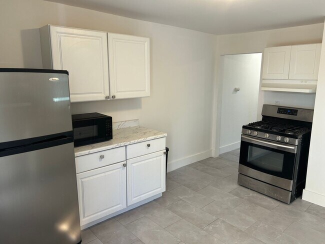 Building Photo - 3 Bedroom Unit Available Now!!