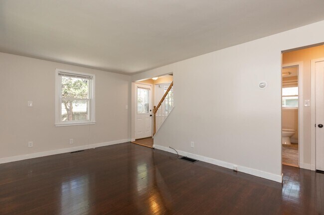 Building Photo - 400 Colonial Dr
