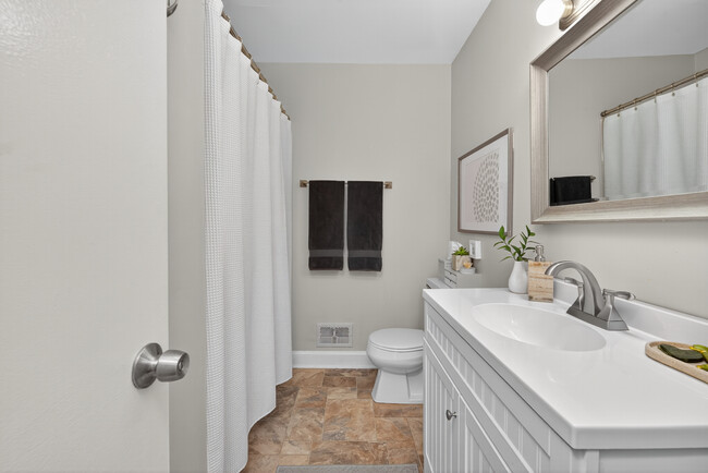 Building Photo - 930 Norland Rd