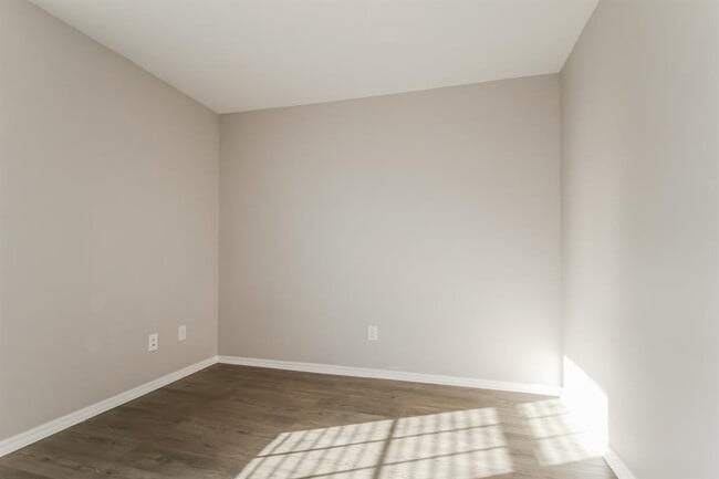 Building Photo - 613 Talon Dr