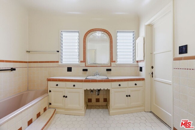 Building Photo - 307 S Doheny Dr