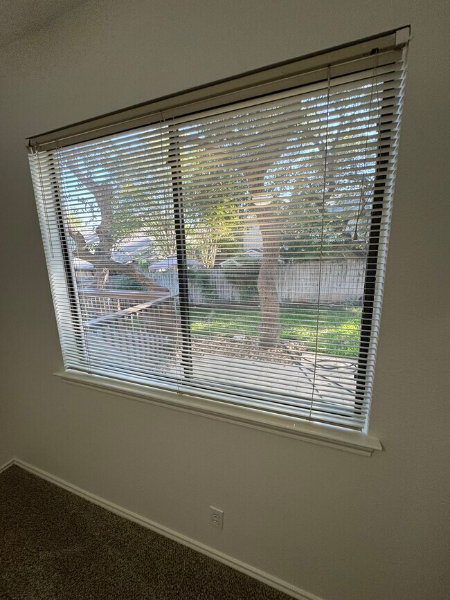 Building Photo - 9538 Cloverdale