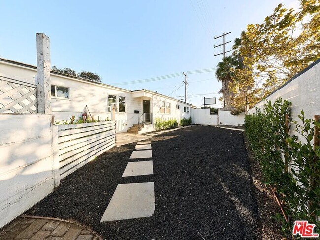 Building Photo - 582 Venice Blvd.