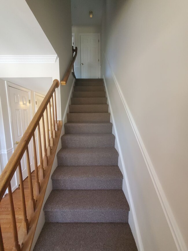 Building Photo - Townhome in Convenient Location