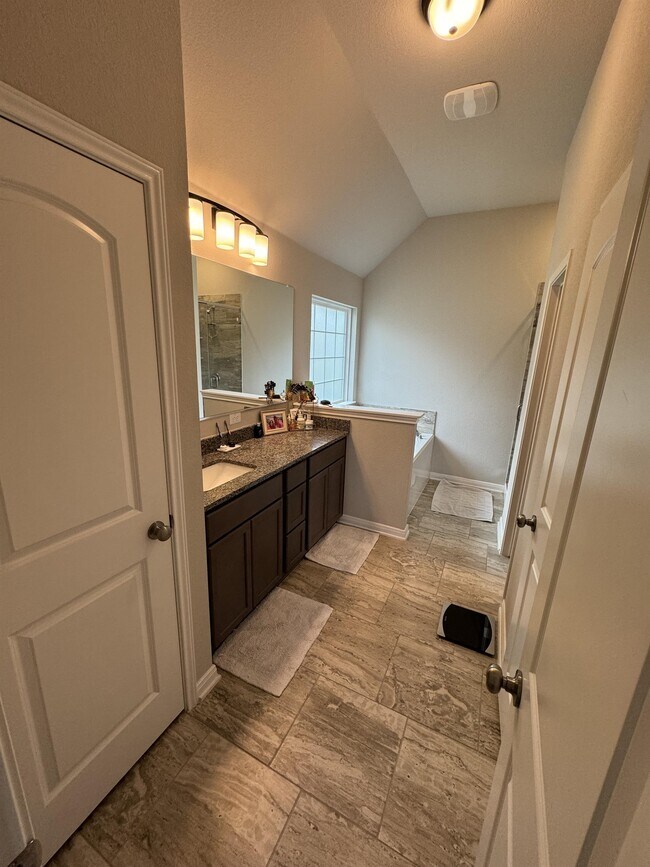 Building Photo - 8314 Stonehollow