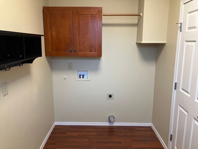 Building Photo - *$1,000 Off 1st Month's Rent!* Well-Kept Three Bedroom Home in West Salem