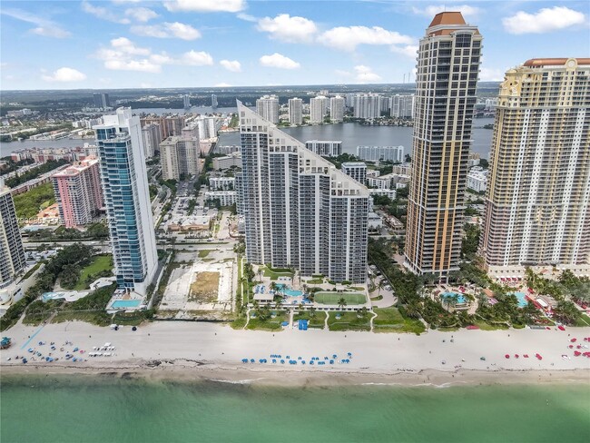 Building Photo - 17555 Collins Ave
