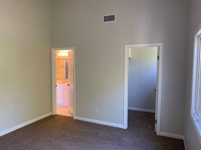 Building Photo - 3875 Ravenswood Dr