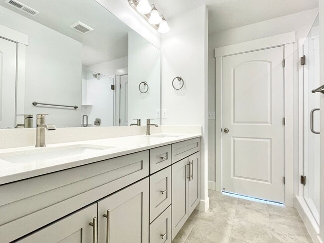 Building Photo - Sleek Townhome at Mountain Ridge!