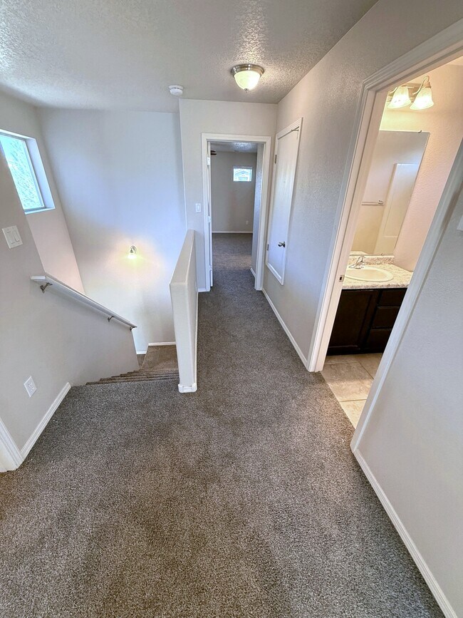 Building Photo - 8936 Mission Ridge Dr