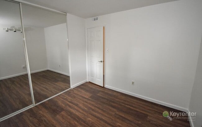 Building Photo - 115 Hickory Ct