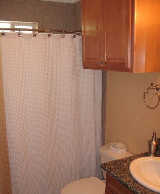 Building Photo - ASU Rooms for Rent – All Utilities Include...
