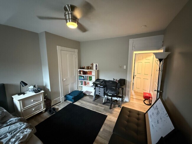 Building Photo - Luxury 3-Bedroom, 1-Bathroom House in Sout...