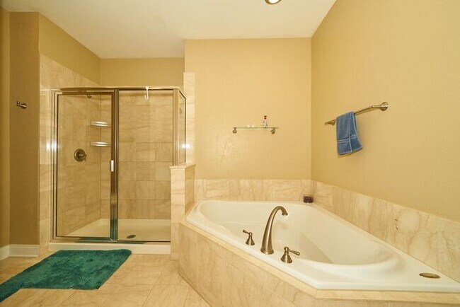 Building Photo - Top Floor Condo in Great Carmel Location!