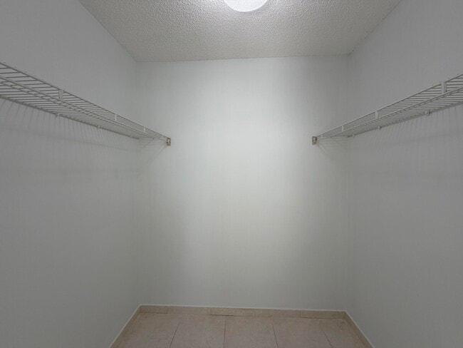 Building Photo - 2704 Knight Ln