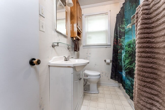 Building Photo - 206 River Heights Dr