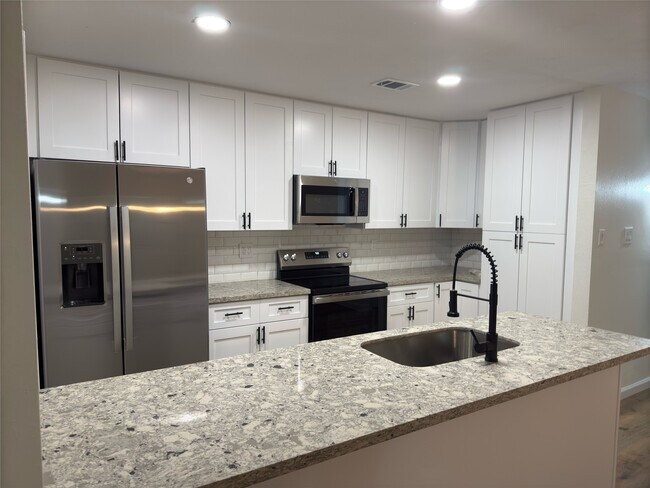 Building Photo - 6731 Blue Ridge Dr