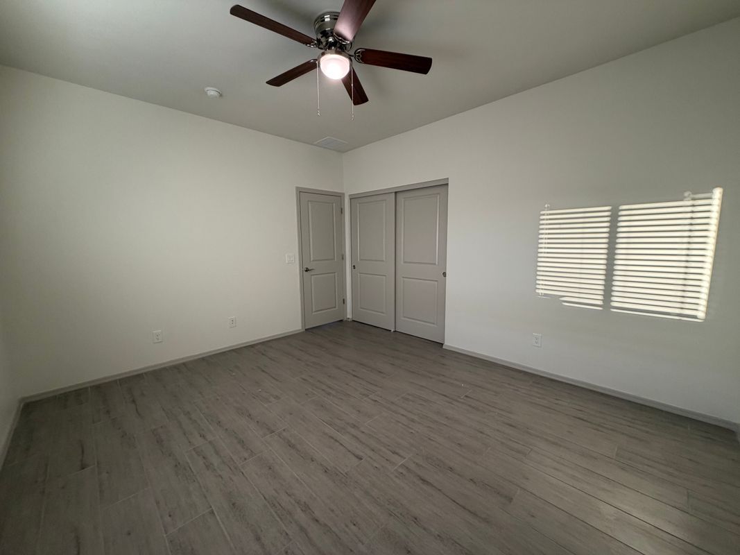 Building Photo - 1528 E Grovers Ave