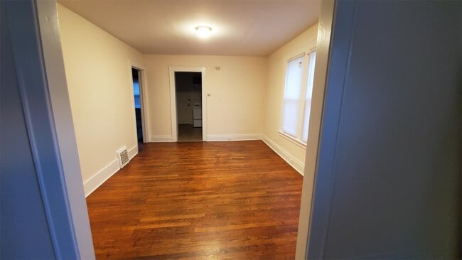 Building Photo - 206 Hall Ave