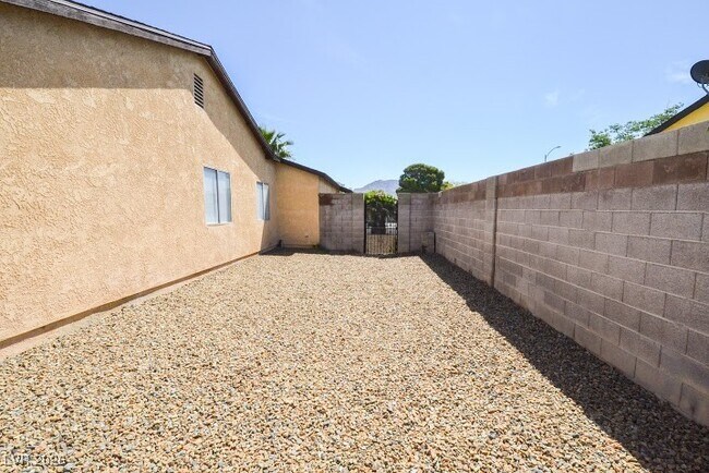 Building Photo - 1108 Meadbrook St