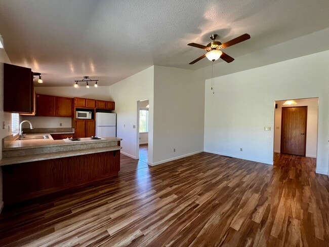 Primary Photo - Move in special - $400 off first month's r...