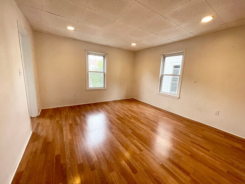 Building Photo - 105 Buttonwood St