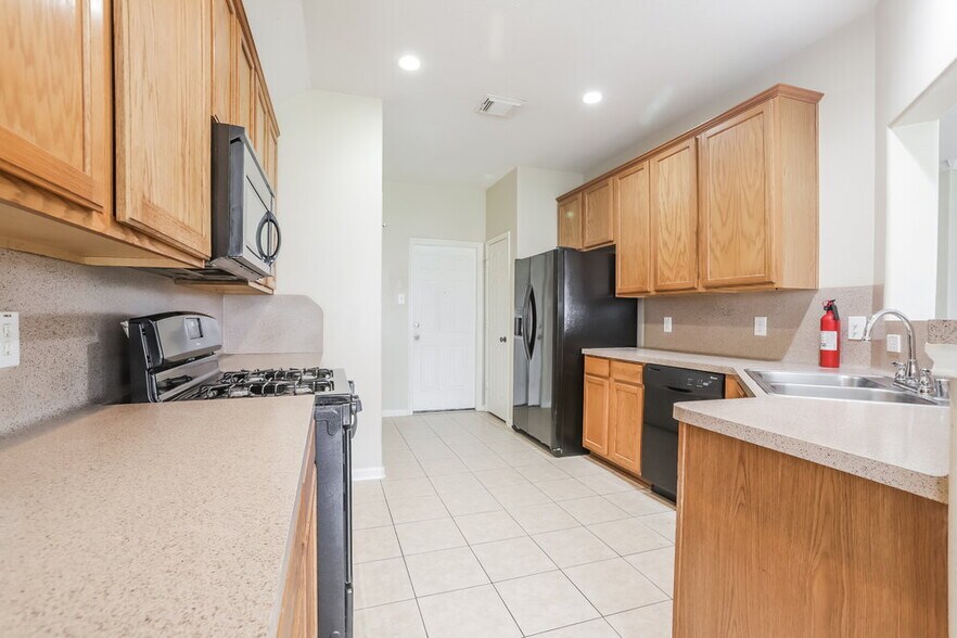 Building Photo - 2011 Pinecreek Pass Ln