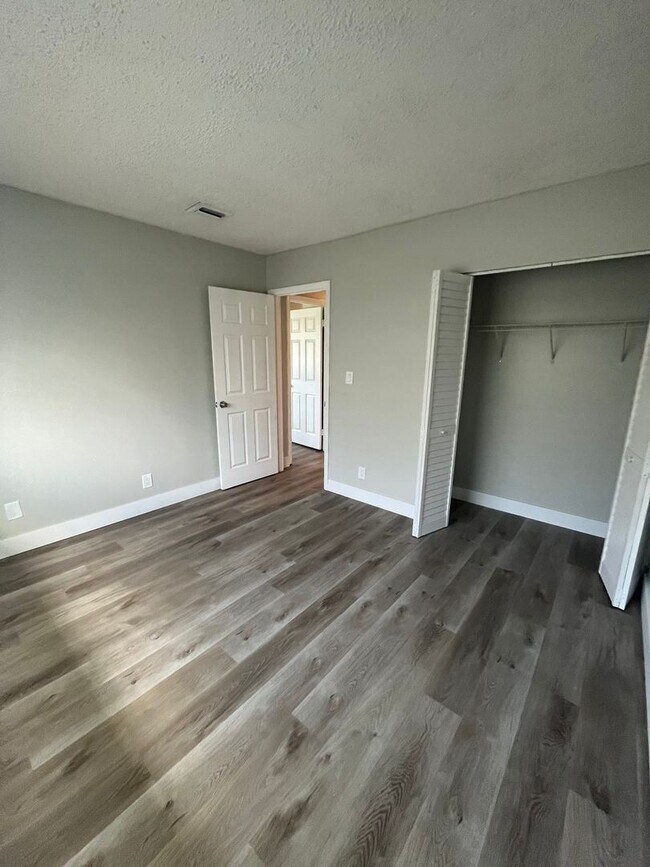 Building Photo - 2 br, 1 bath House - 902 E TIFFANY DR #3