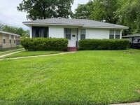 Building Photo - Cozy Home Located In Broadmoor