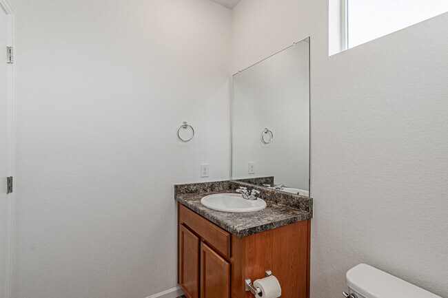 Building Photo - 1047 Oak Cir