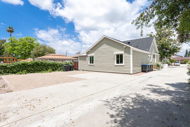 Building Photo - AVAILABLE NOW: Beautifully Remodeled Historic Victorian – 3 Bed / 3 Bath