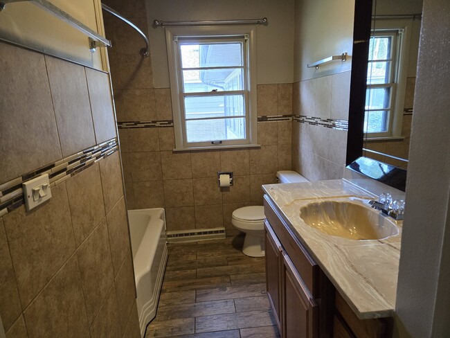 Building Photo - 448 Hubbard Ave
