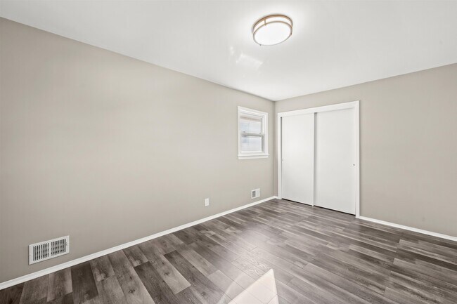 Building Photo - 516 Ave E