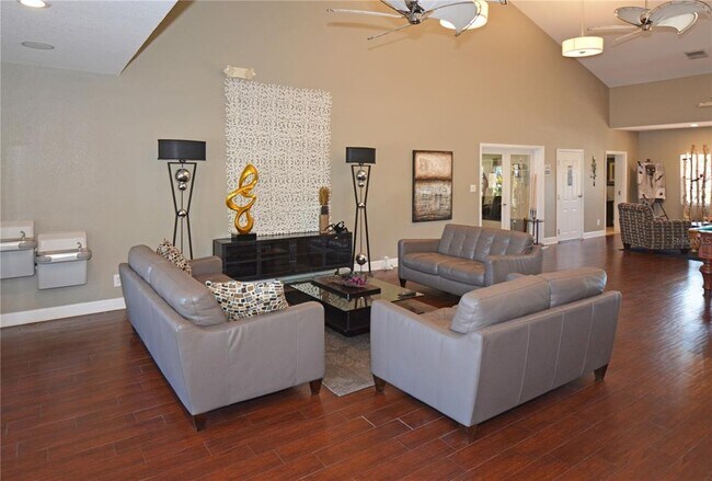 Building Photo - 204 Pompano Dr SE