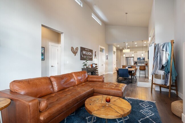 Building Photo - 63374 NW Clearstone Dr