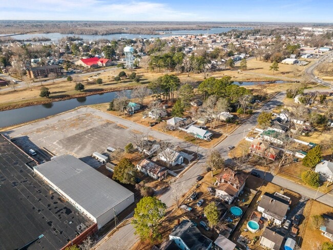 Building Photo - 503 E 5th St