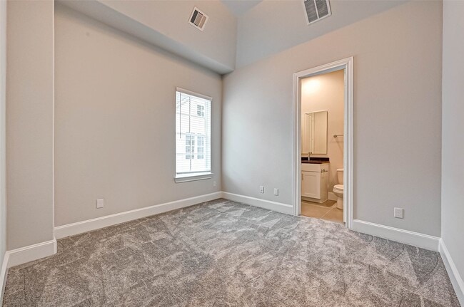 Building Photo - 2234 Lou Ellen Ln