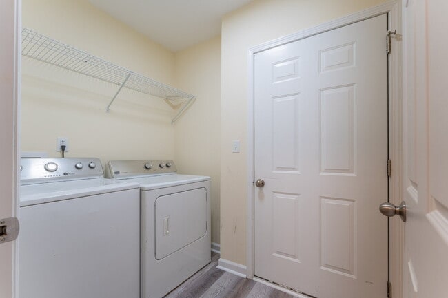 Building Photo - Donelson 3 Bedroom 2 Bath Apartment in Duplex