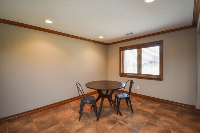 Building Photo - 2204 S Silverthorne Ave