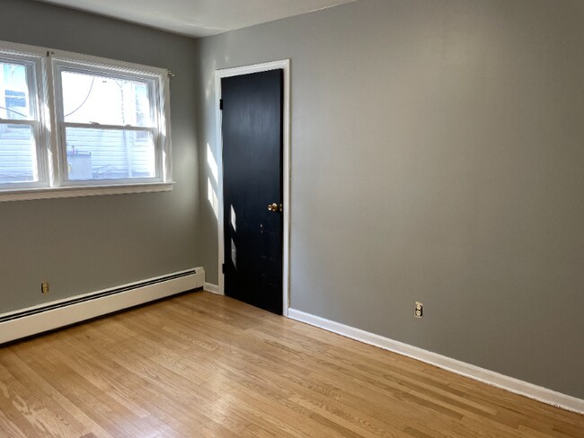 Building Photo - 319 E 1st Ave