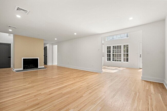 Building Photo - 576 Grove St